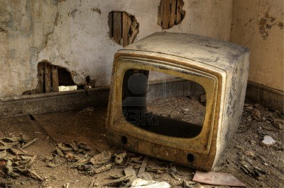 -televisor-roto-en-una-casa-abandonada